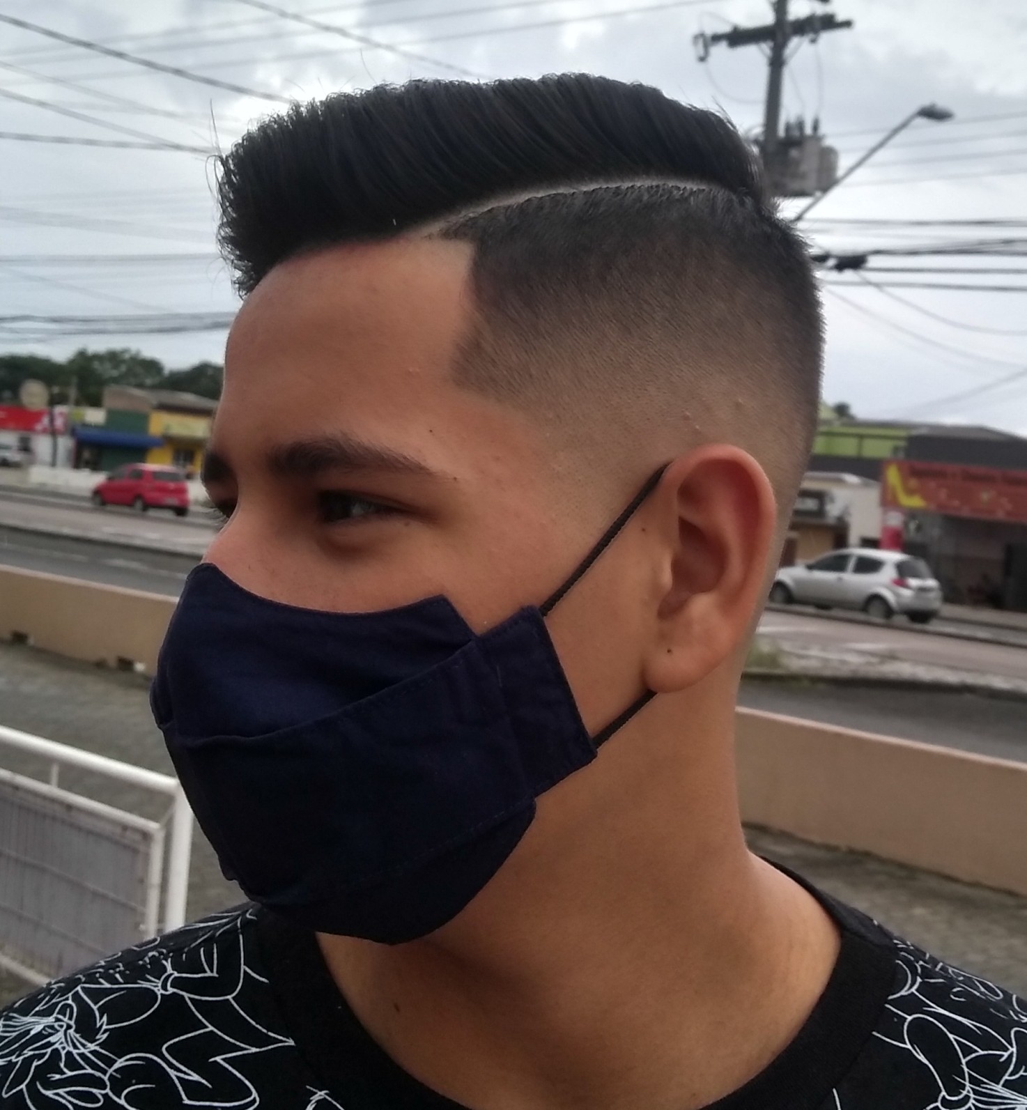 Corte degradê com linha raspada na lateral, feito no Salão Arcelino